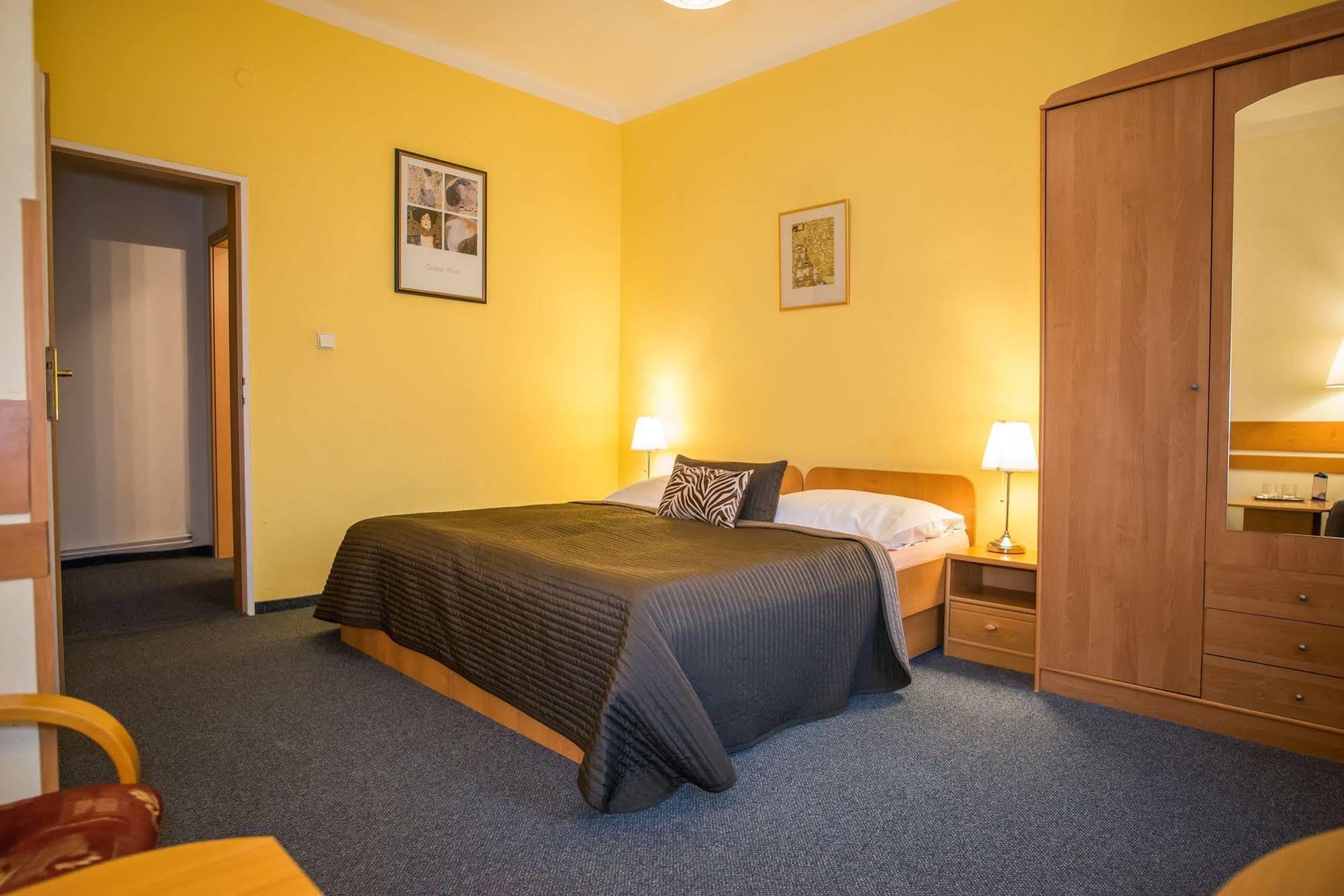 Hotel City Bell Прага Екстериор снимка